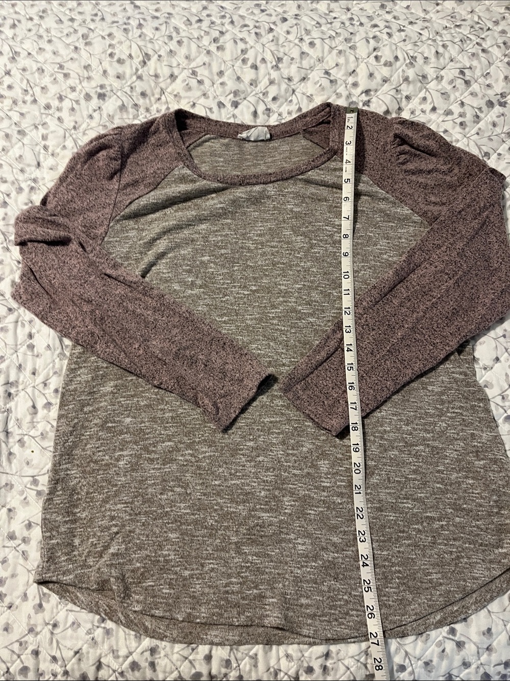 Maurices Two-Tone Long Sleeve Raglan Top in Mauve and Heather Brown